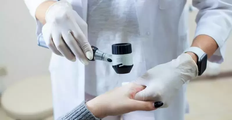Paziente con verruche sottoposto a esame diagnostico da parte di un dermatologo